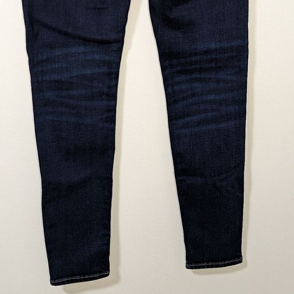 Curvy High-Rise Skinny Jeans in Larkspur Wash: TENCEL™ Denim Edition - Picture 6 of 10